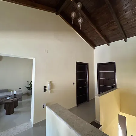 Theraliving - Boutique With Balcony Apartament