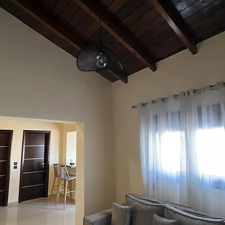 Theraliving - Boutique With Balcony Apartament