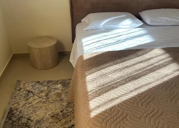 Theraliving - Boutique With Balcony Apartament