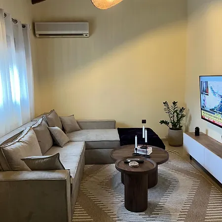 Theraliving - Boutique With Balcony