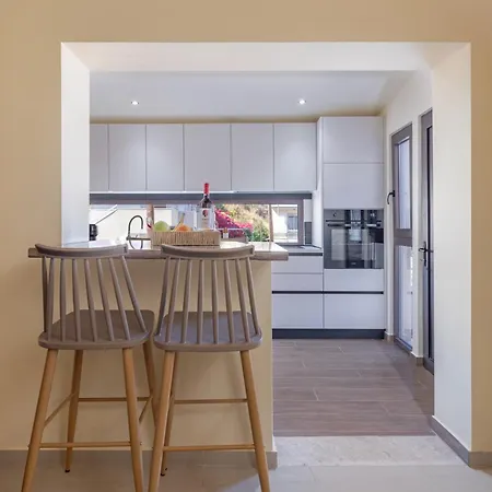 Theraliving - Boutique With Balcony * Afantou