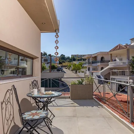 Theraliving - Boutique With Balcony *