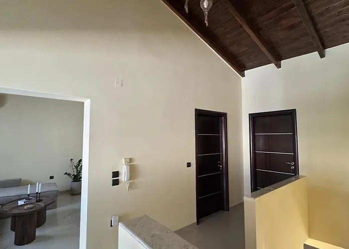 Theraliving - Boutique With Balcony Apartment