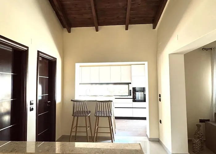 Theraliving - Boutique With Balcony Apartment *