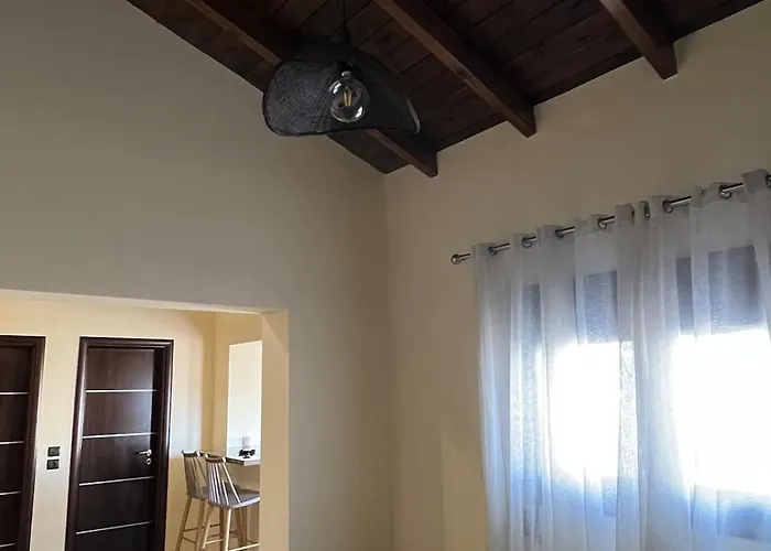 Theraliving - Boutique With Balcony Apartment