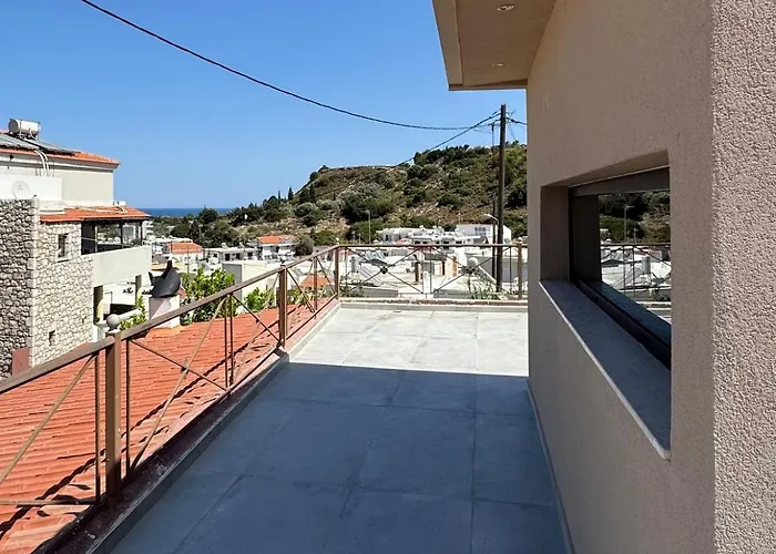 Theraliving - Boutique With Balcony