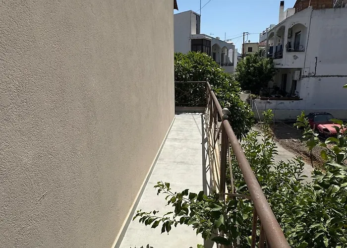 Theraliving - Boutique With Balcony Apartment