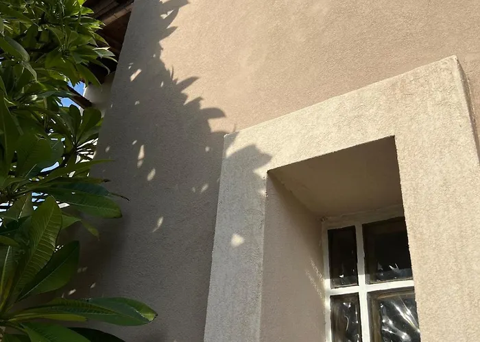 Theraliving - Boutique With Balcony Apartment